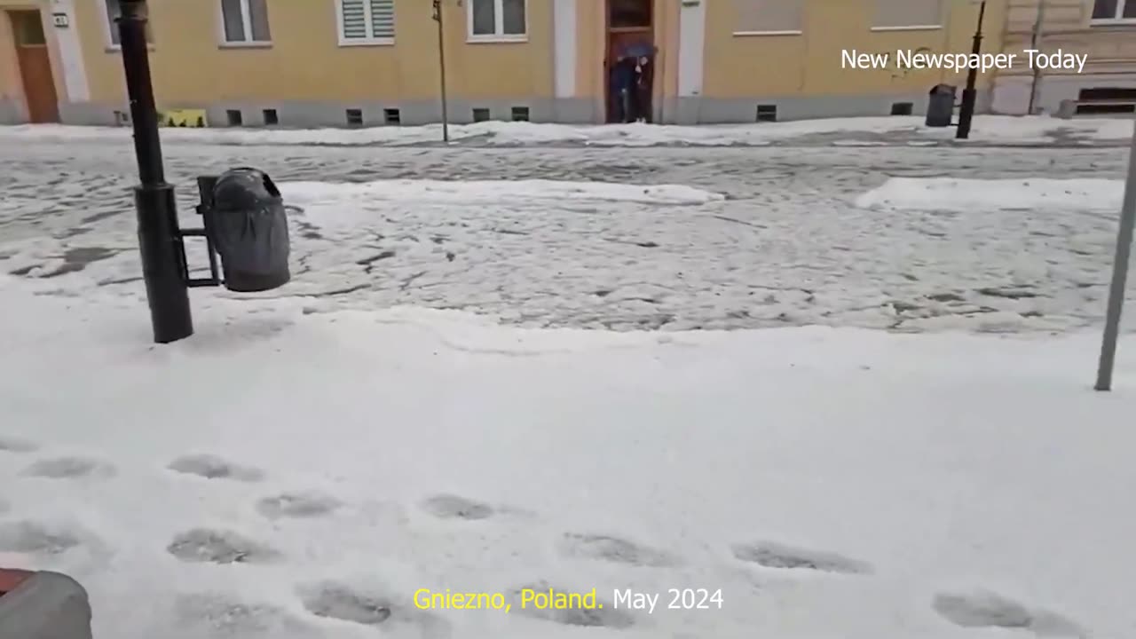 La Pologne panique ! La tempête de verglas a submergé des centaines de voitures et de rues