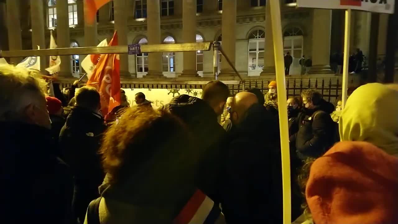 Rassemblement à la 🕯 - Levée des brevets sur les 💉 et traitements anti C.. D