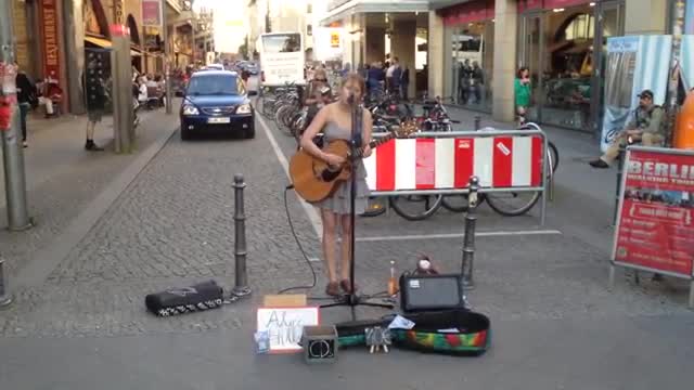 Street musician with an awesome voice in Berlin (Alice Hills)