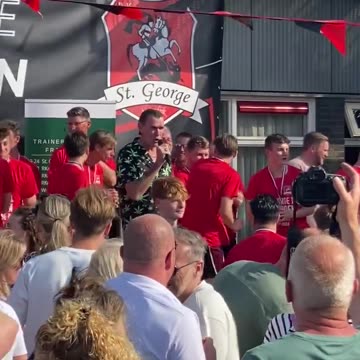 Scheidsrechter deelt 3 rode kaarten uit aan de tegenstander en schreeuwt daarna