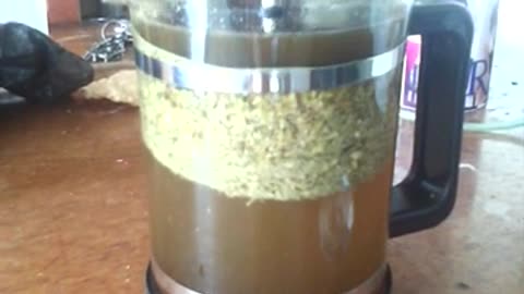 Cebar mate en cafetera francesa. Prime mate in a French coffee maker.