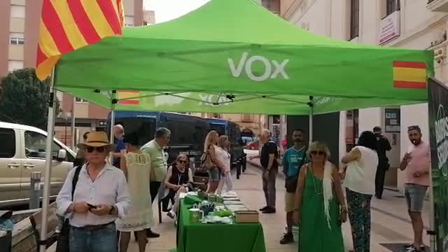 Tarragona| Los grupos separatistas y la ultraizquierda atacan la Mesa Informativa de VOX en Valls