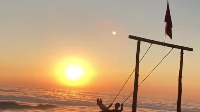 Just swinging over the clouds! 😍⛅️ Would you try this?👇
