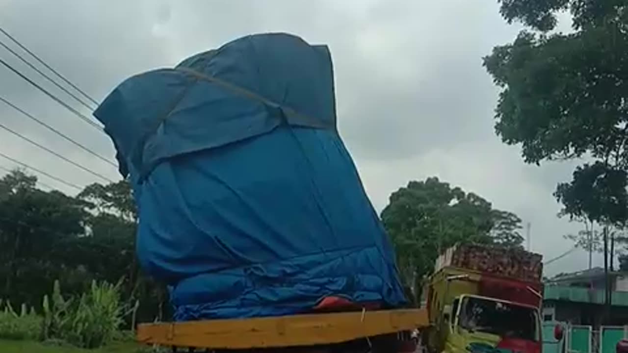 truck swerved, overloaded #viral