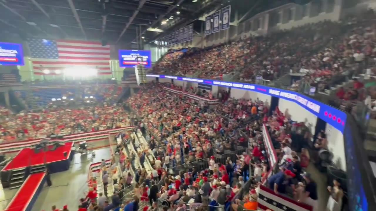 YUUUGE CROWD!!!😍😍😍