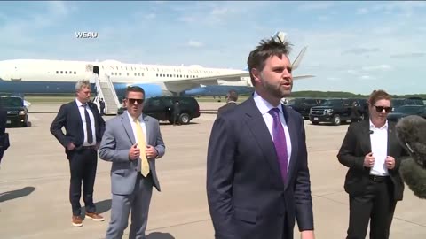 JD Vance physically walks up to Kamala Harris’ plane asks her why she’s hiding from reporters