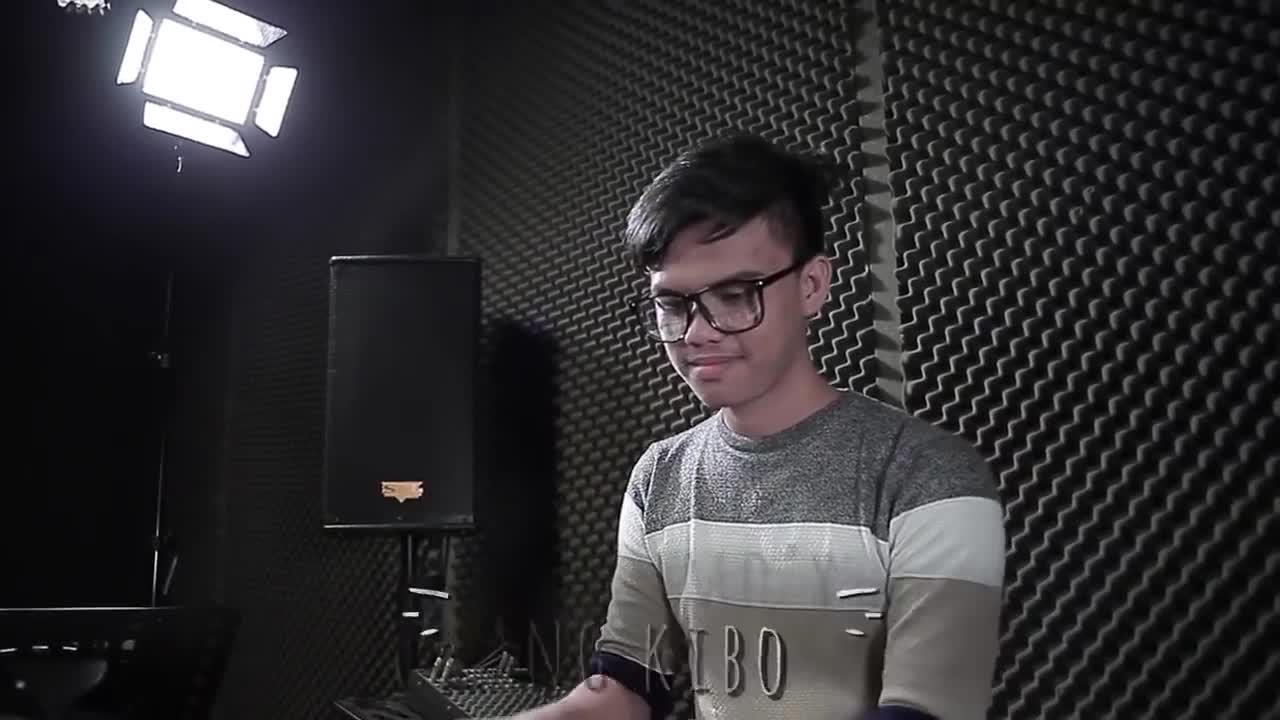 WALANG PAPALIT (Lyric Video) | Music Hero