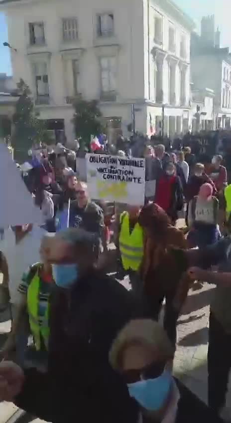 Hooray for French people 🇫🇷, yellow vests again