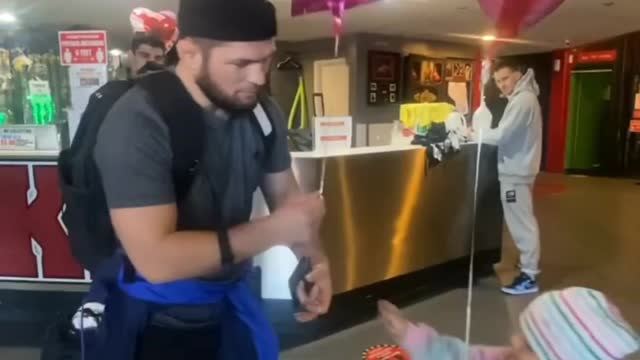 Little Girl gave her baloon to her favourite Fighter Khabib Nurmagomedov