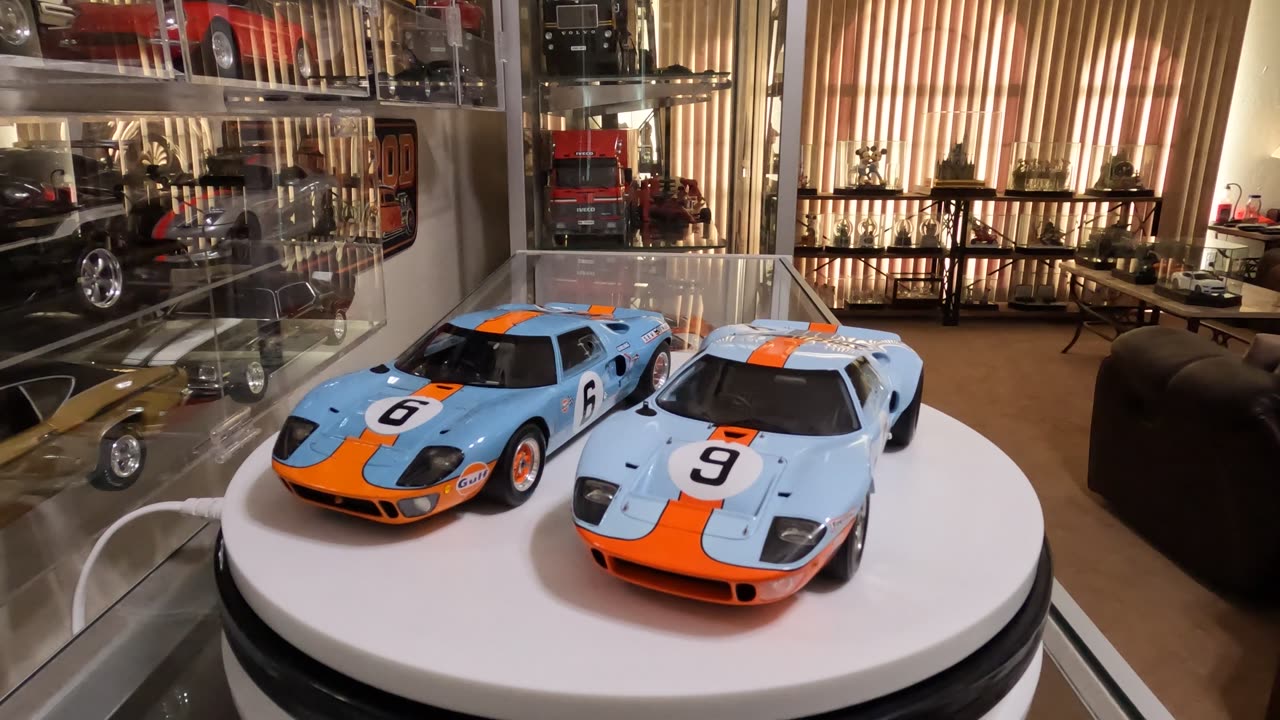 Amalgam GT40 MKI next to Spark GT40 MKI