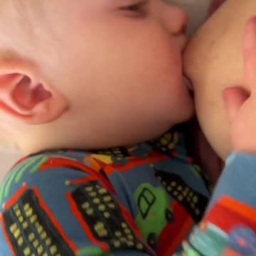 WHEN A BREASTFED BABY GETS THAT HIT OF OXYTOCIN//