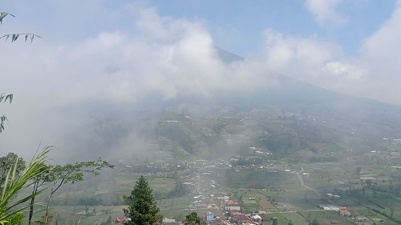 Pemandangan gunung selamet di Jawa Tengah