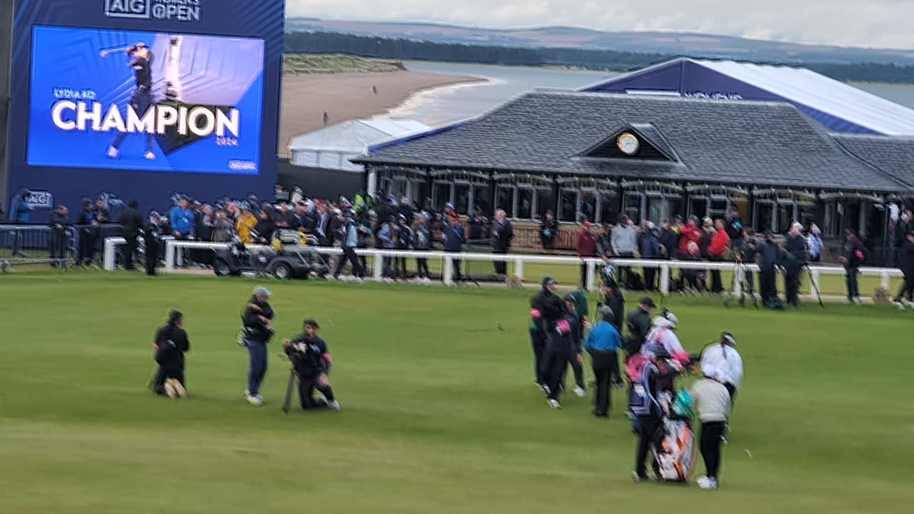 Lilia VU Departs the 18th Green Sunday AIG Woman's golf St Andrews