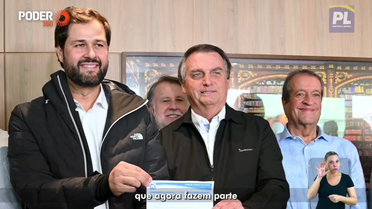 À beira da inelegibilidade, Bolsonaro participa de propaganda ridícula do PL.