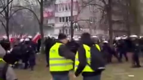 Polish farmers are now protesting in front of the Polish parliament against the European U