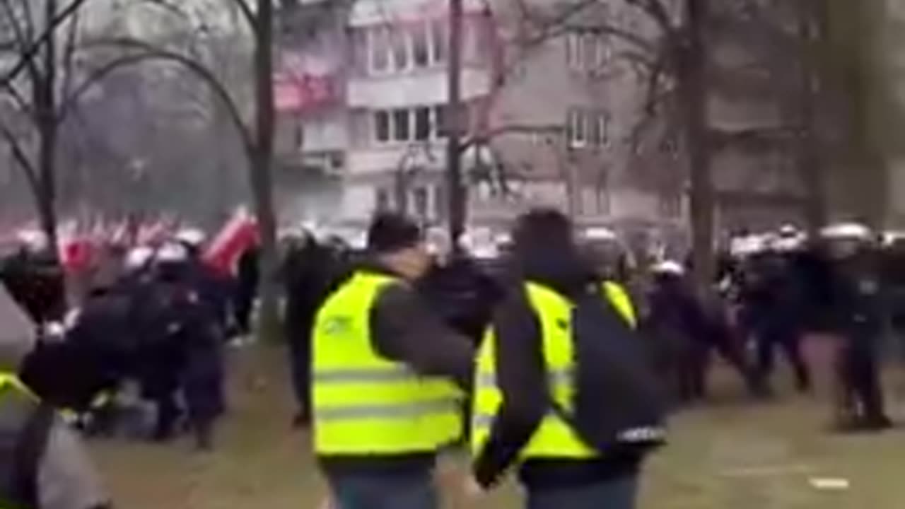 Polish farmers are now protesting in front of the Polish parliament against the European U