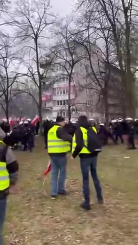 Polish farmers are now protesting in front of the Polish parliament against the European U