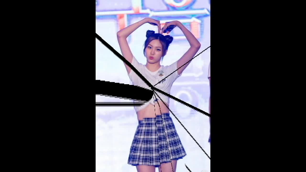 This Idol Drops Jaws With Her Tiny Ant Waist!