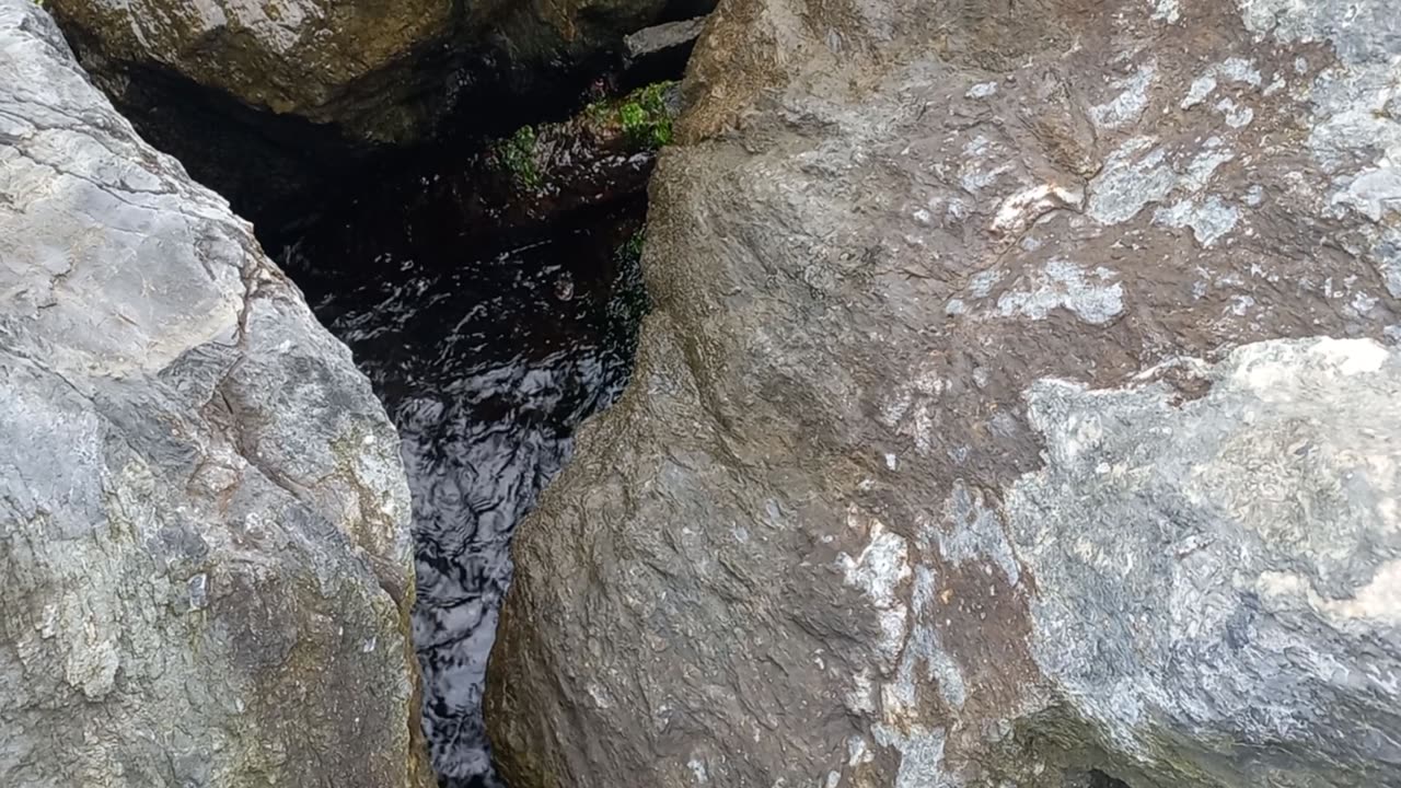 A beautiful natural view of the water passing between the rocks