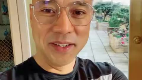 20201121文贵先生GETTR：敬的战友们好，你们健身了吗？你们传播C C P病毒……香港危机真相了吗？文贵与战友们一起吃新鲜出炉的面包……一切都已经开始！