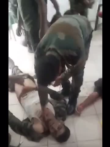 インド軍 接種後にバタバタと倒れる