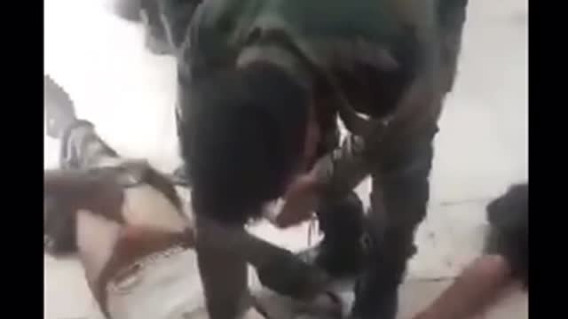 インド軍 接種後にバタバタと倒れる