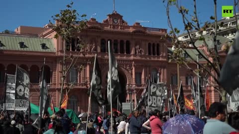 Gli argentini protestano in massa per l'economia a Buenos Aires per chiedere più soldi e posti di lavoro, mentre l'Argentina assiste al più alto livello di inflazione in 20 anni, raggiungendo il 6,7% a marzo.(come in Italia,ndr)