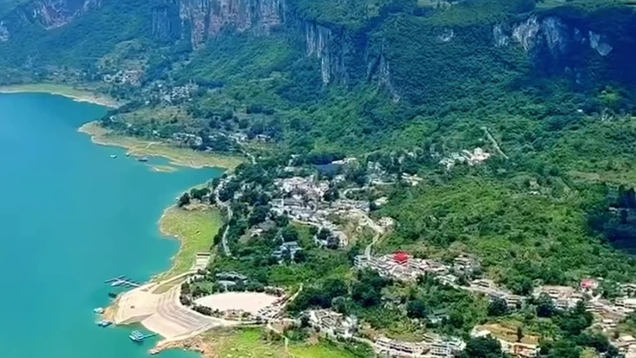 Once you reach the top of Guizhou’s rooftop, you will know the value of China’s top scenery!