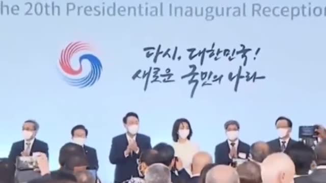 Under the "sharp" eyes of his wife, the South Korean president hastily put down his wine glass