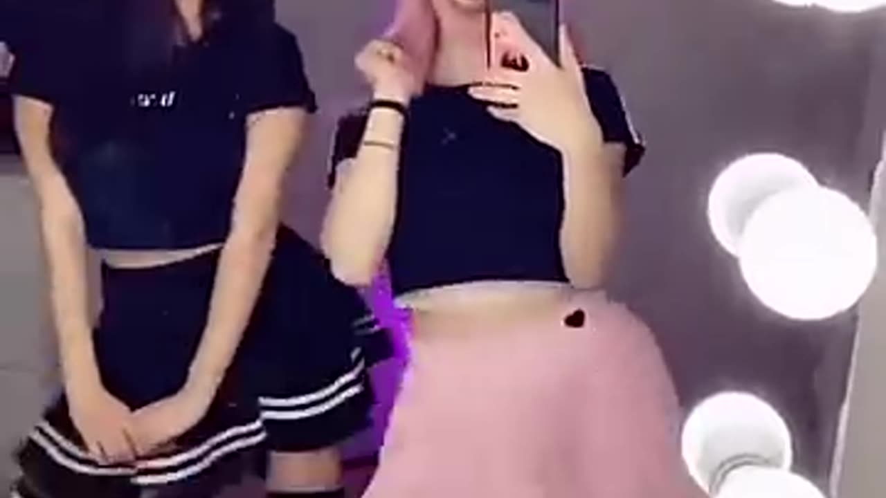 TikTok twins dance to Phut Hon viral song 🍑 (E-girl) laurenxburch