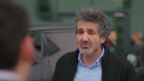 Orhan consigue un nuevo trabajo: ¡Va a ser el chófer de Şevval!