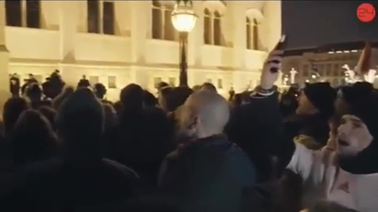 A rendőr megmondja, hogy hülyék vannak bent