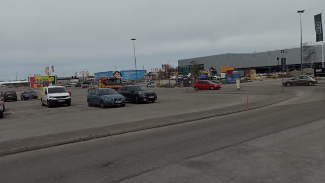 Vid parkering utanför City Gross i Örebro 4 Maj 2022