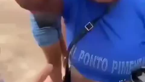 Pessoas pagas para ficar em frente ao prédio feminino no recife para gritar o nome da deolane