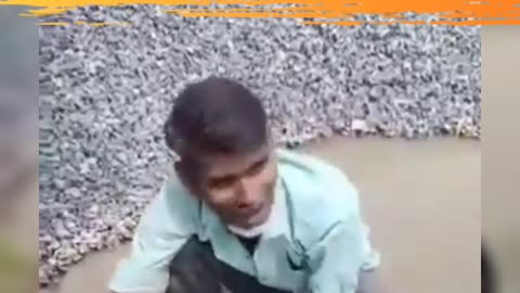 Gande pani mein sabzi dhote hue pakda jehadi ko