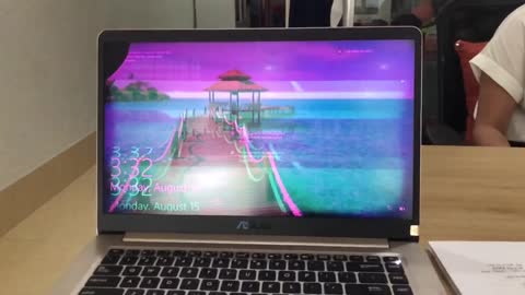 Laptop đổi màu