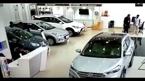 compilation I new car crash in showroom in india/ kia carnival, hyundai i20, ww polo