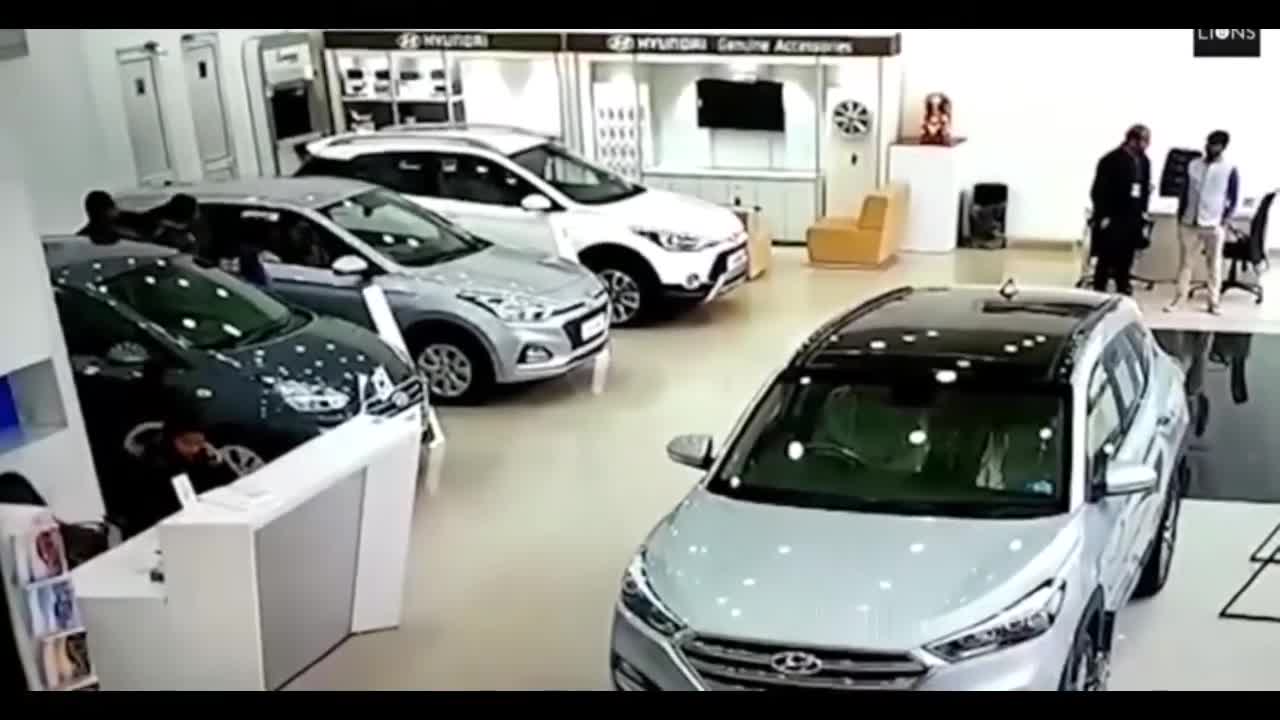compilation I new car crash in showroom in india/ kia carnival, hyundai i20, ww polo