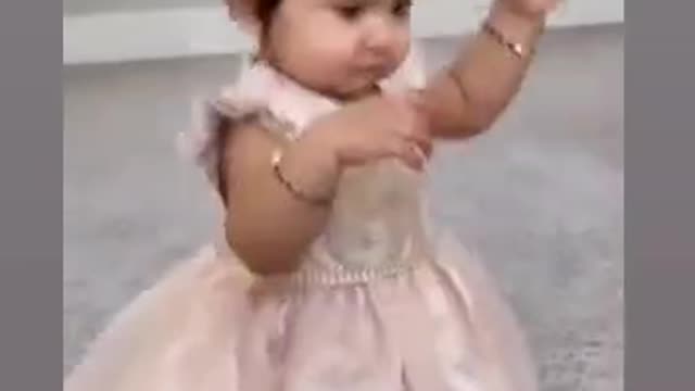A 3 years old little girl dancing with joy.can you dance like her??👶👶