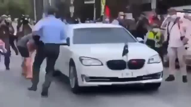 Le Premier ministre australien Scott Morrison obligé de fuir les manifestants australiens.