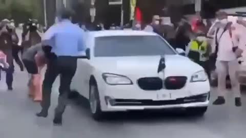 Le Premier ministre australien Scott Morrison obligé de fuir les manifestants australiens.