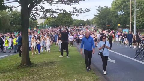 Malahide Road Coolock Crowd of several hundred now marching down