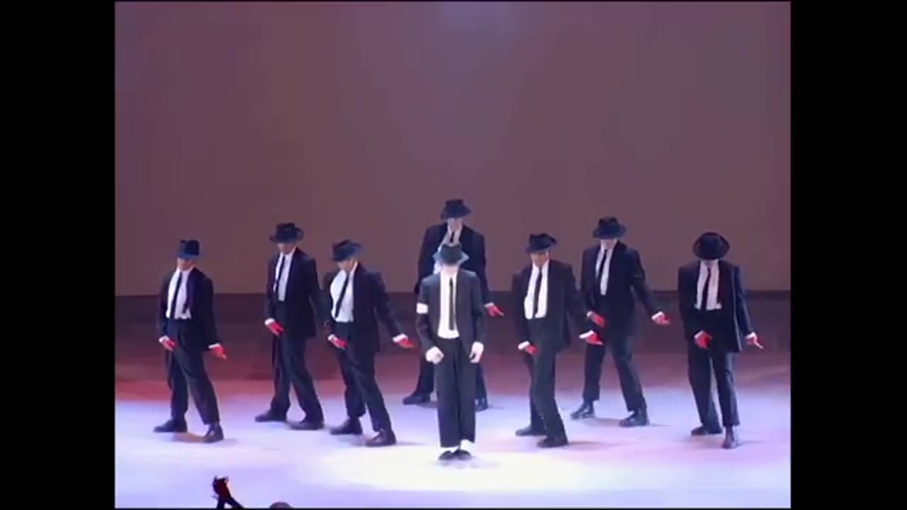 TERRIBLE DANCE STEP - LATE MICHAEL JACKSON STAGE PERFORMANCE