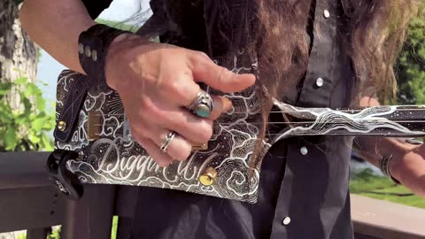 Justin Johnson - Crankin' Up the 3-String Shovel Guitar!