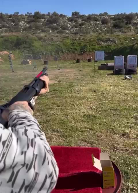 Xhonatan Pajo duke bërë qitje