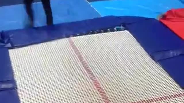 Black shirt kid frontflips off blue trampoline and faceplants into blue mat
