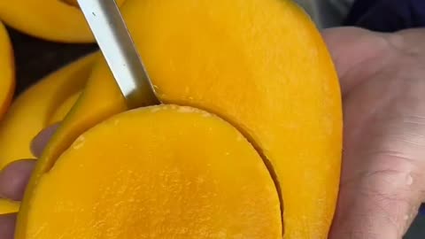 The peoples who eats mango is not a ordinary peoples 😍