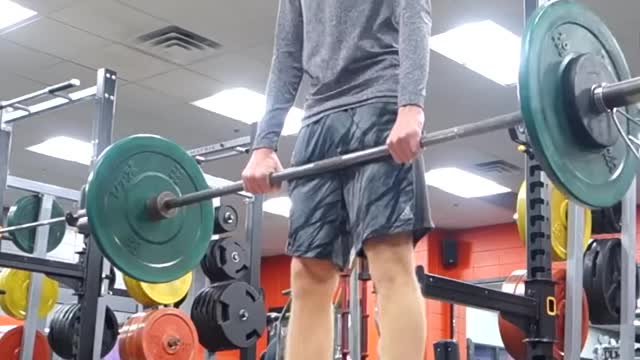 This lad completely changed his physique in a year of deadlifting..