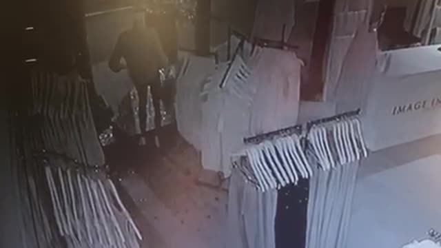 Robbers break into Supreme clothing store in Durban