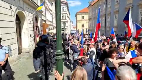 Cizí vlajka může viset jen s českou. Policie brání ukrajinskou vlajku proti českému lidu